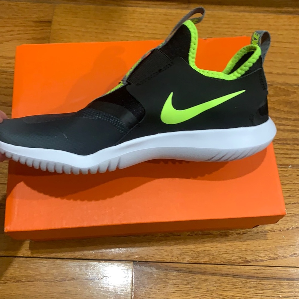 NEW! Nike flex runner - kids 5y (women’s 7) unisex